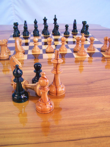 wooden_chess_table_05.jpg