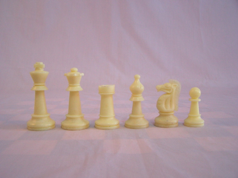 plastic_chess_set_03.jpg